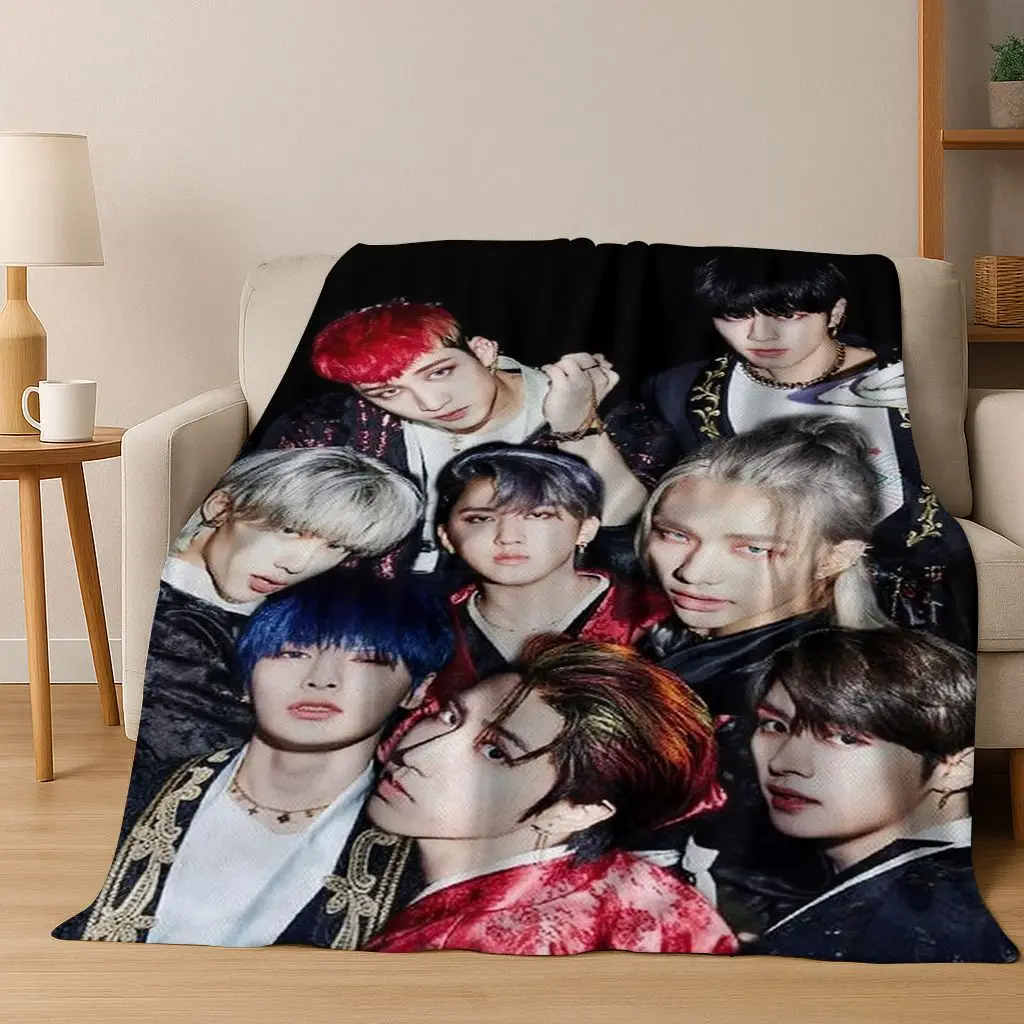 Neueste Kpop Star Stray Kids Flanelldecke, weiche, warme Überwurfdecke für Schlafzimmer, Wohnzimmer, Bett, Reisen, Camping, Picknick, Geschenk