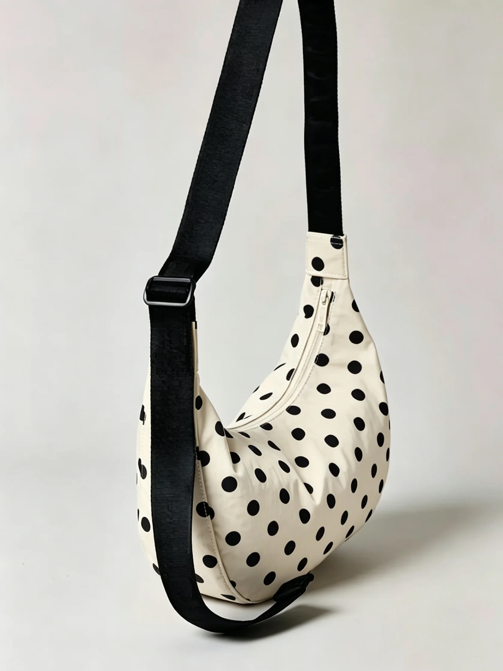 Mittlere Halbmond-Tasche für Damen im Alltagsstil, einfache lässige Umhängetasche der Luxusmarke, Freizeit-Outdoor-Umhängetasche für Damen – Detail 3
