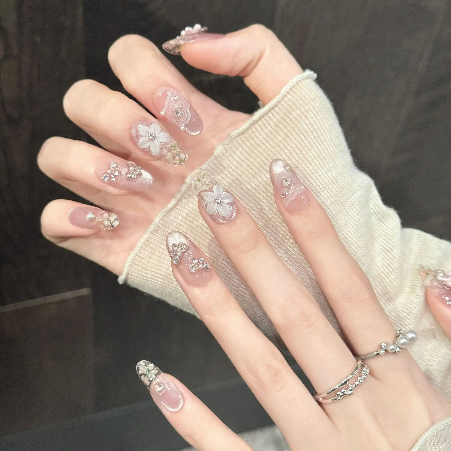 10 Stück ovale handgefertigte Press-On-Nägel, nackte rosa Katzenaugen-Schleifen-Diamantornamente, geeignet für Partys und den täglichen Gebrauch. – Detail 9
