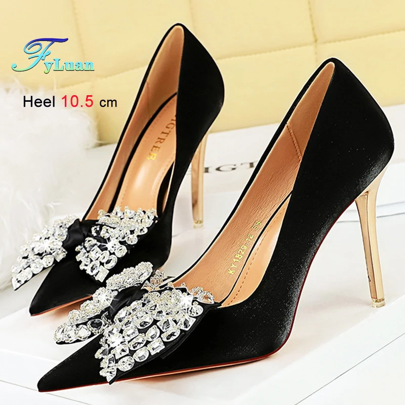 

2025 г., женская обувь черного абрикосового цвета с узлом-бабочкой, 10,5 см, шелковые атласные женские туфли-лодочки, туфли-лодочки с острым носком на шпильке со стразами