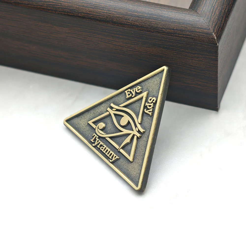 Antike ägyptische Brosche mit dem Horusauge, goldene Pyramide, dreieckiges Abzeichen, Metall-Reversnadel, mystisches, esoterisches Amulett, Schmuckgeschenk für Freunde. – Detail 7