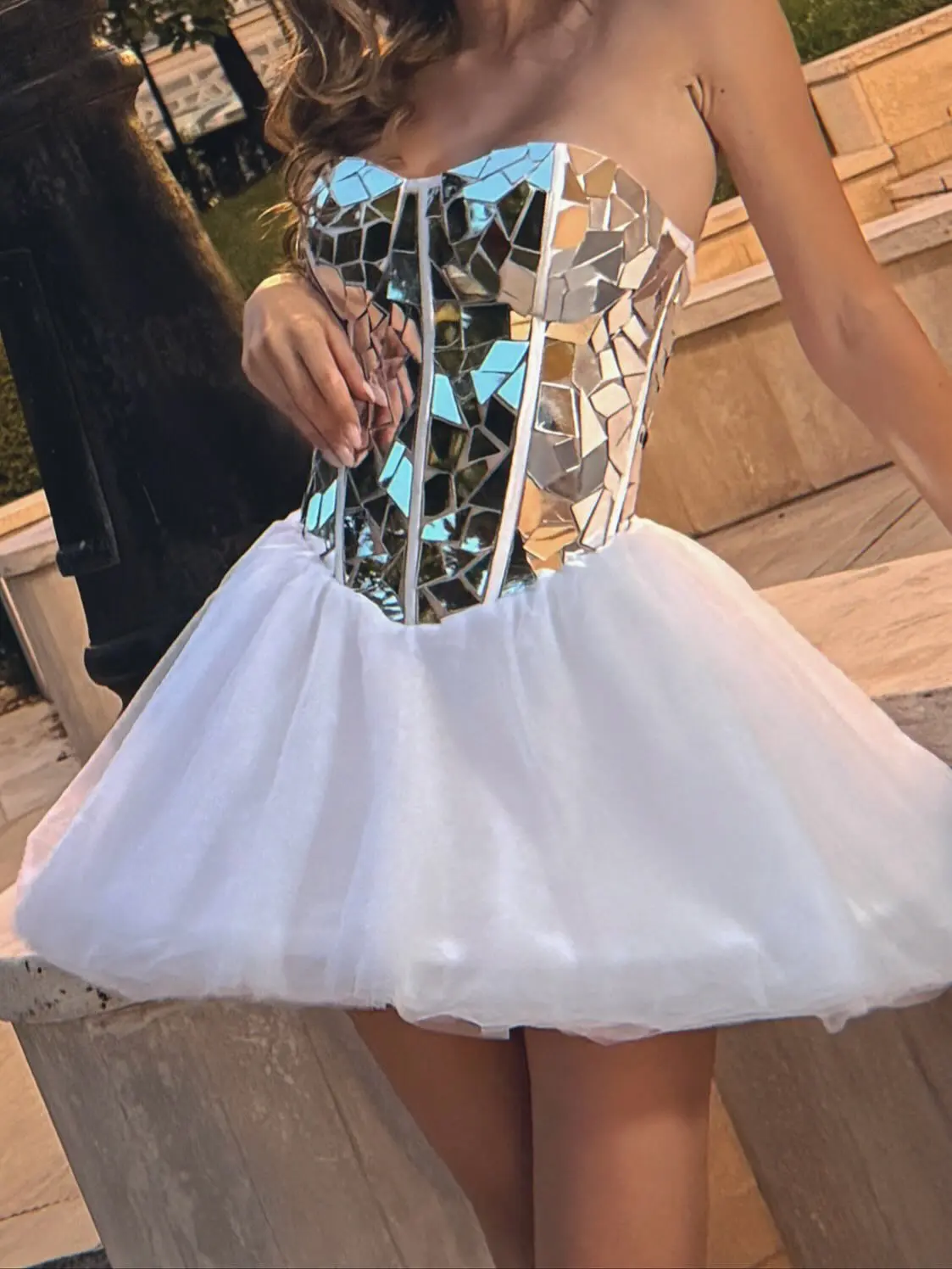 Mini abito elegante a specchio bianco Abiti corti personalizzati per feste di compleanno Abito corto per invitati a un matrimonio Abito da notte per feste con specchi glitterati