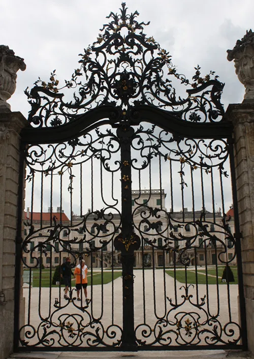 Luxury Home Garden Custom Galvanized Iron Garden Gate with Decorative Spear Rod Tips