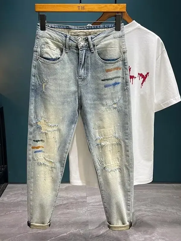 

Мужские джинсы приталенного кроя светло-голубого цвета на весну-осень, с эффектом потертости, длина 7/8, повседневные, износостойкие, с окрашиванием, средняя посадка, на пуговицах...