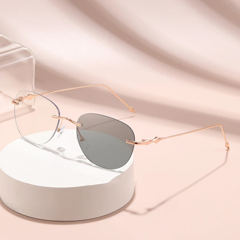 Intelligente lichtempfindliche, farbwechselnde, rahmenlose, kantenschnittene Autobrille, modische flache Lichtbrille, Anti-Blaulicht-Brille 60018