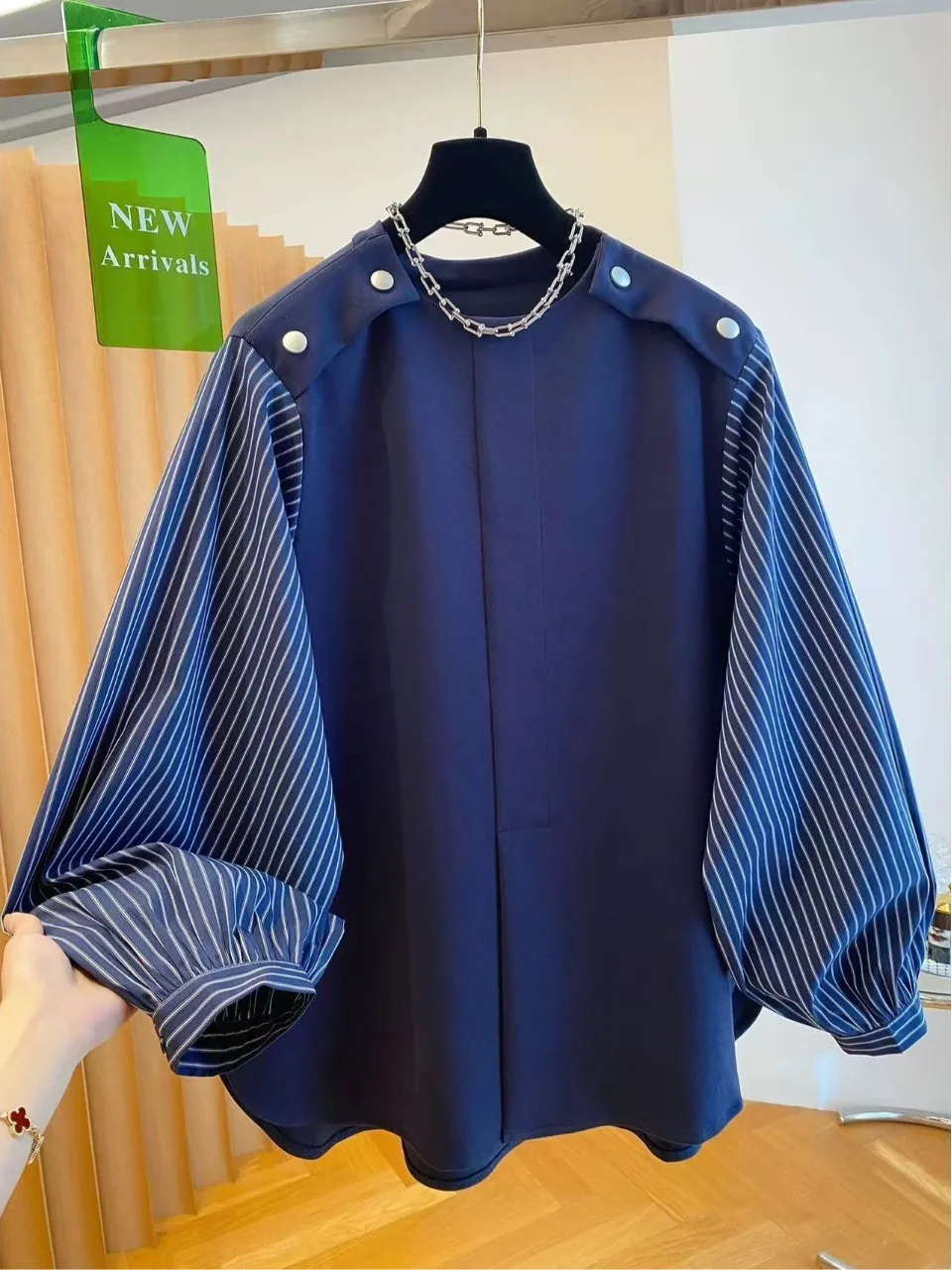 

Повседневная свободная женская толстовка с капюшоном, весна-осень, с вертикальными полосками и вставками, средней длины, прикрывающая бедра, дизайнерский крой