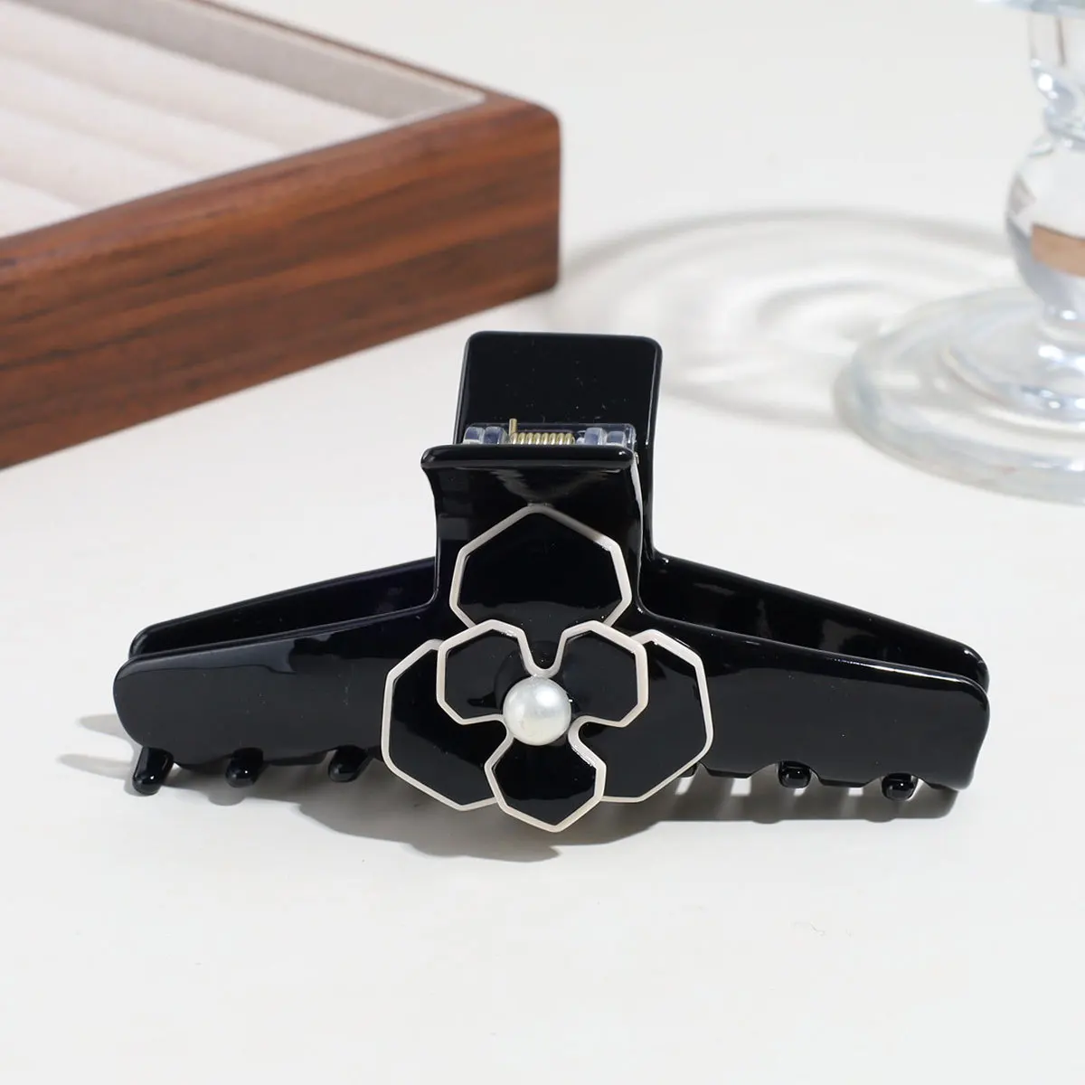 

NEW 10.5CM Large French Camellia Acetate Hair Claw Sweet Elegant Claw Clips Trendy Hair Clips for Women Girls Hair Accessories