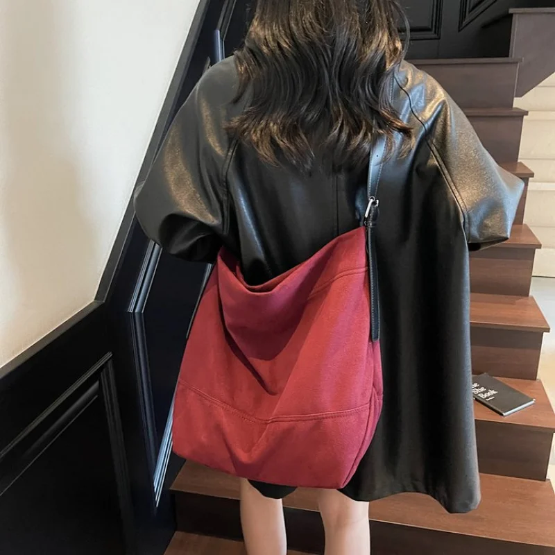 

Elegant Leather Classic Tote Bag For Women Large Capacity Solid Color Commuter Use Paris Fashion Design Trendy