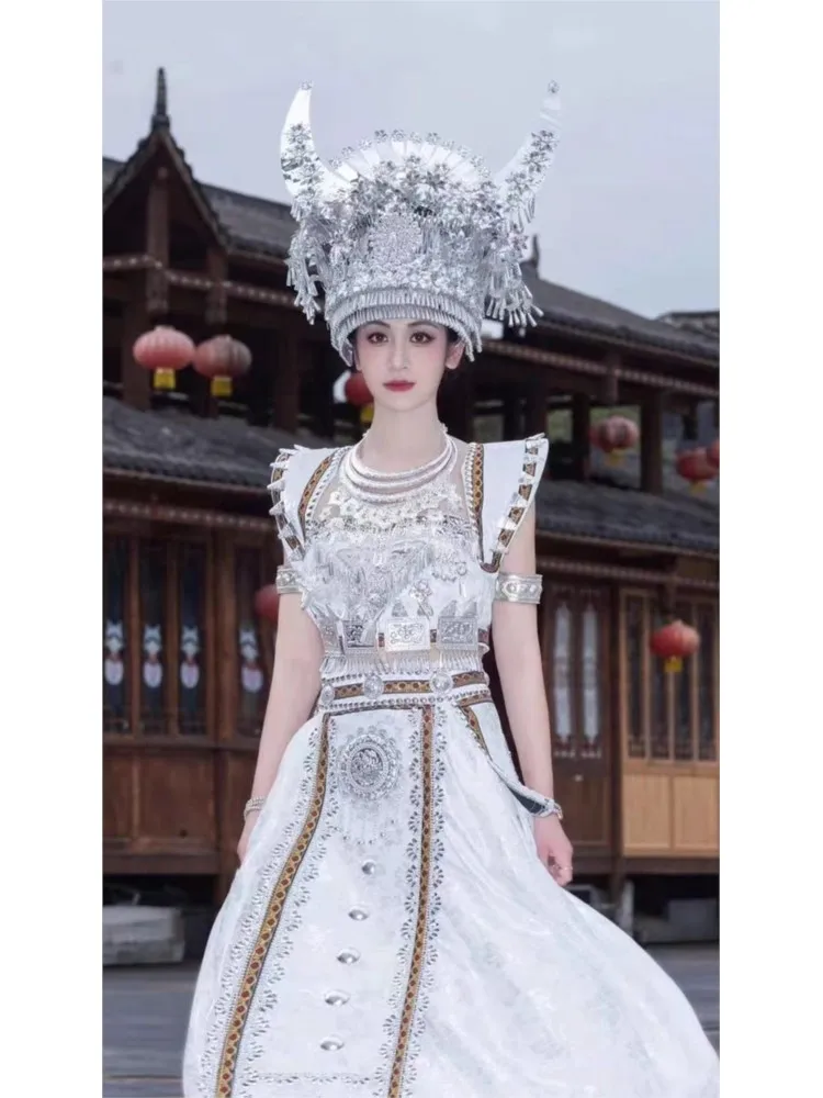 

A complete set of new ethnic-style travel photography clothing including white shoulder pad dress horn hat and collar