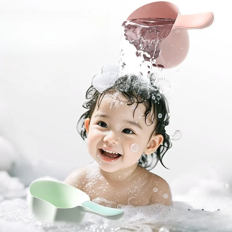 Ergonomischer Baby-Badelöffel, Spritzbecher zum Shampoo-Wasserspiel, weiche, abgerundete Kanten für die Sicherheit von Kleinkindern