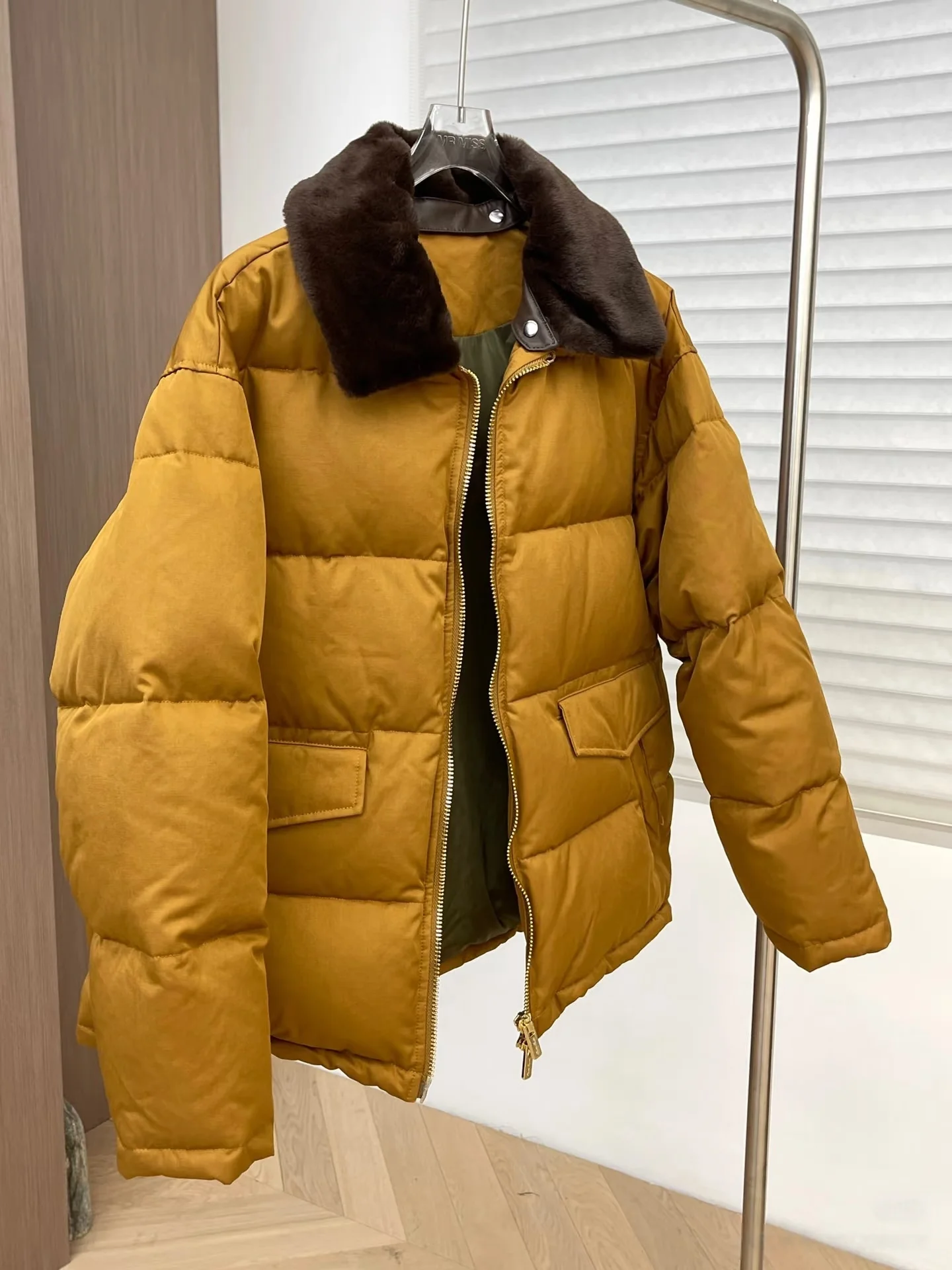 

Унисекс пуховик оверсайз свободного кроя с отстегивающимся меховым воротником, средней длины, коричневое пальто из овчины для пар