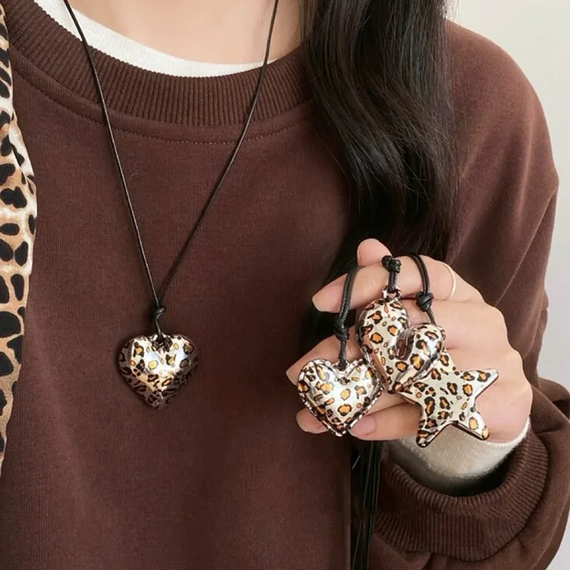 

Vintage Leopard Print Irregular Love Star Pendant Necklace for Women Adjustable Black Leather Rope Long Sweater Chain Jewerly