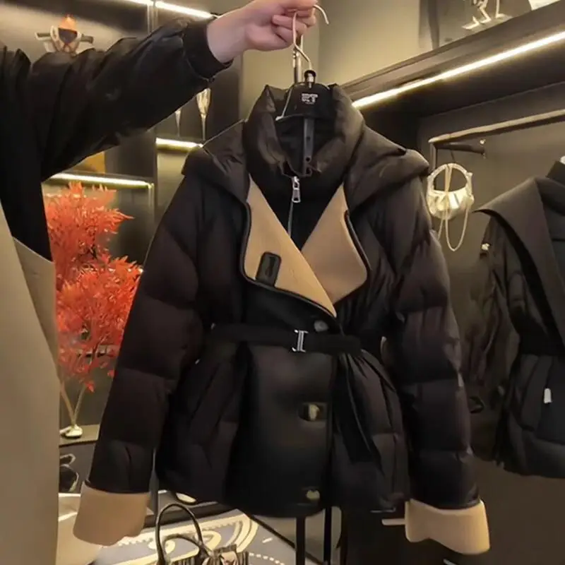 

2025Зимняя модная женская одежда, новая высококачественная легкая роскошная маленькая хлопковая одежда с ароматом ветра, утолщенная теплая хлопковая куртка с капюшоном