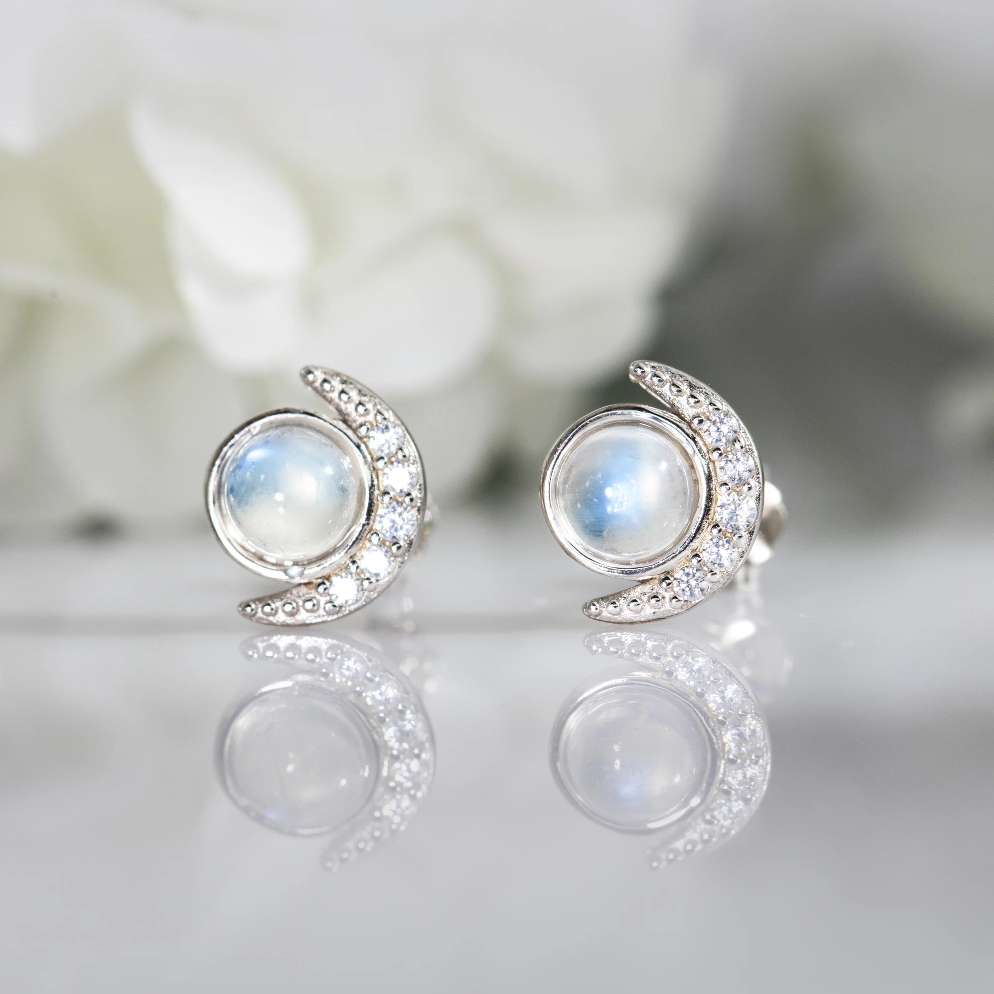 

Trendy Round Cut Blue Moonstone Stud Earrings For Women Moon Design Luxury Personality Exquisite Charm Jewelry Accessories