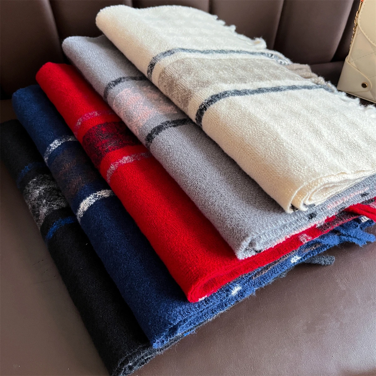 وشاح شتوي فاخر للسيدات من الكشمير الدافئ ماركة الباشمينا فولارد شالات نسائية يلتف سميكة وناعمة Bufanda المعطف والأوشحة سرق 2025