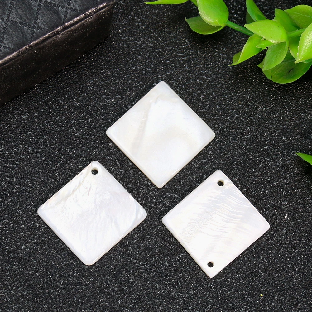 

Muy Bien 5pcs Natural Freshwater Shell Carving Square Mother-of-Pearl Loose Beads Pendant for Necklace Earring Jewelry Making