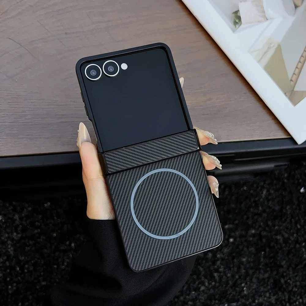 Mode Carbon Faser Muster Ultra Dünne Falten Telefon Fall Für Samsung Galaxy Z Flip 7 6 5 2in1 Scharnier magnetische Drahtlose Lade Abdeckung