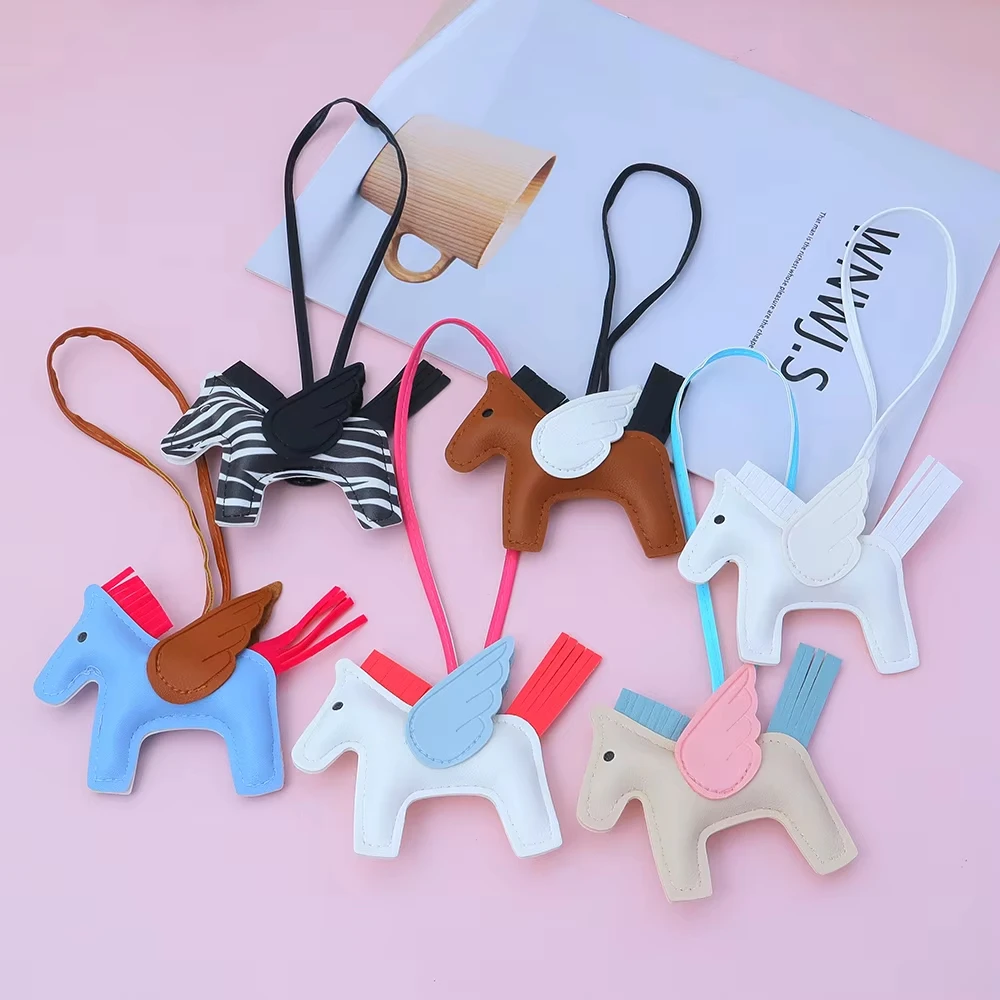 Novos Estilos de Pingente de Cavalo com Cordão de Pulso em Couro PU, Acessórios Decorativos para Bolsas e Mochilas Femininas, Presente Moderno