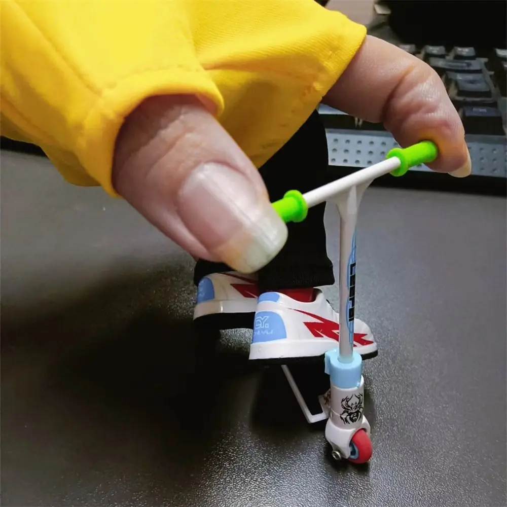 สกู๊ตเตอร์รุ่น Finger Scooter Movement Finger Training Mini Scooter Simulation Fingerboard Finger Skateboards Interactive Toy