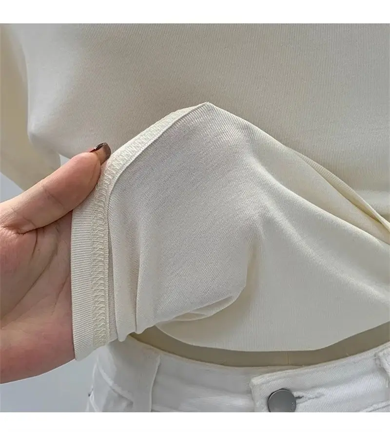 Sommerliches, schwarzes Damen-T-Shirt mit einem Schulterträger, kurzen Ärmeln, im koreanischen Stil, figurbetont, mit freiem Schulterbereich, modisch. – Detail 12