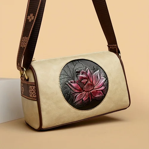 Imagen 2 del producto Bolso cuadrado pequeño para mujer moderno y moderno, con una artesanía única en relieve de loto, que muestra elegancia y individualidad, con un diseño de correa ancha para el hombro para una experiencia definitiva y cómoda. Bolso de hombro y bandolera versátil adecuado para diversas ocasiones, mezclar perfectamente la estética tradicional con un diseño moderno, una pieza de moda.