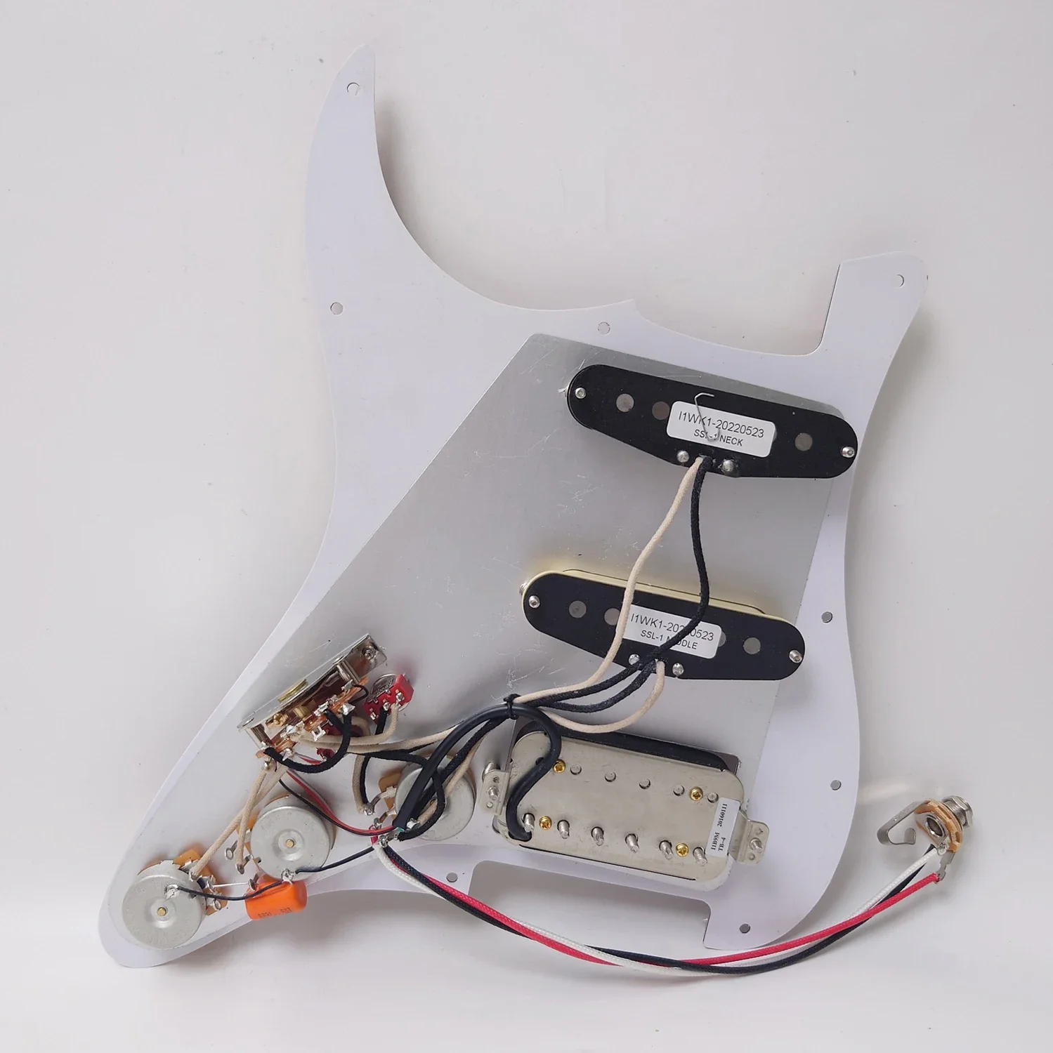 مجموعة Pickguard المحملة مسبقًا من alljita SSH مع ألنيكو 5 هامبوكر وبيك اب ملف واحد لاستبدال الجيتار الكهربائي ST