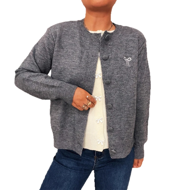 Nowa kolekcja jesień/zima 2025: Dwuczęściowy sweter damski z dzianiny, z haftem w motyle, zapinany na guziki, idealny na dojazdy do pracy i wakacje.