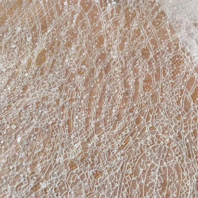 

3 ярда. Кружевная ткань с белыми бусинами и блестками. Роскошное вечернее платье. Французское кружево. Всовершенствованная свадебная ткань на заказ.