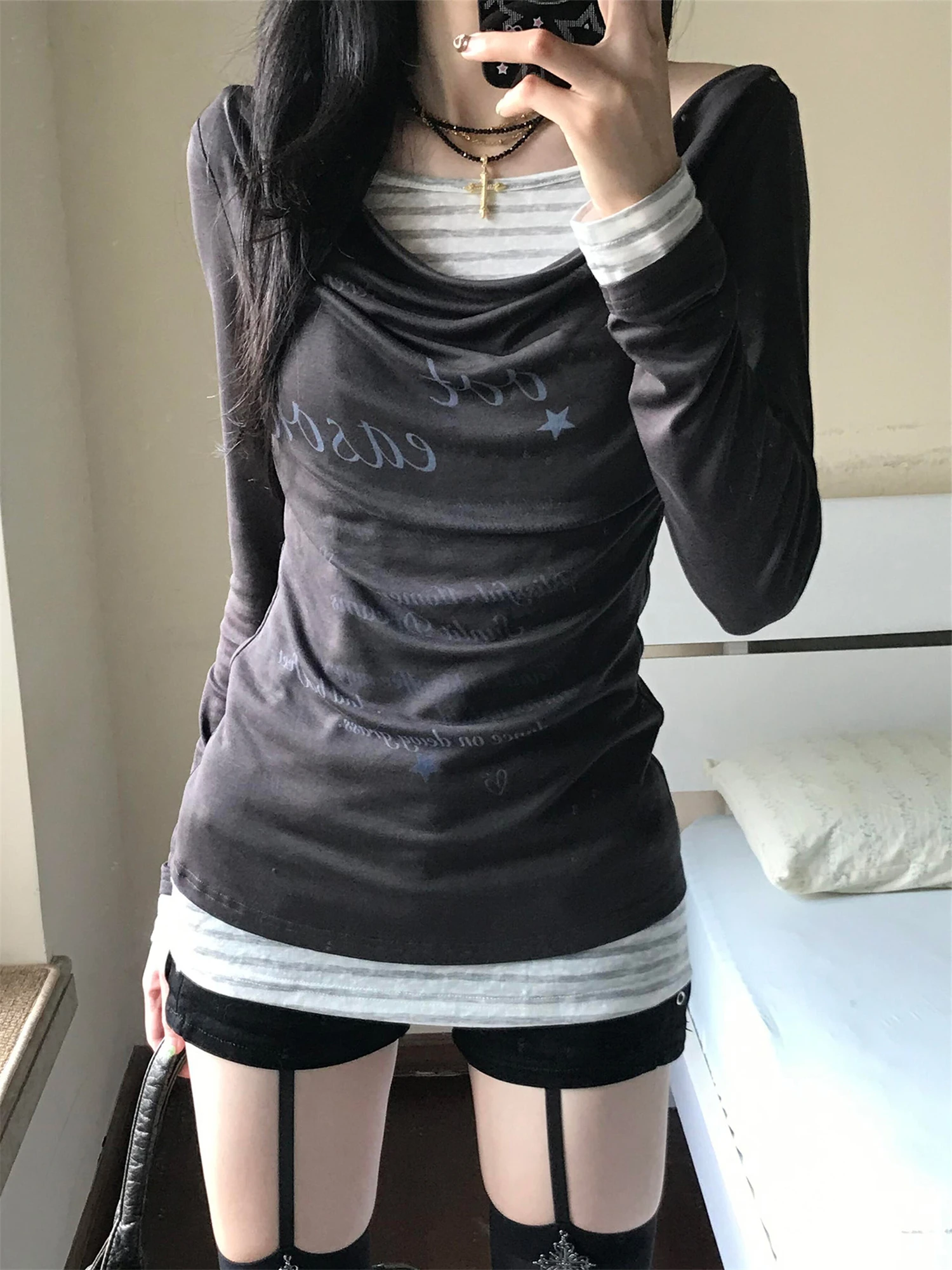 

Women's Layered Gothic Letter Star Print Long Sleeve Fitted T-shirt Edgy Dark Aesthetic Trendy Casual Daily Fashion Top 2025