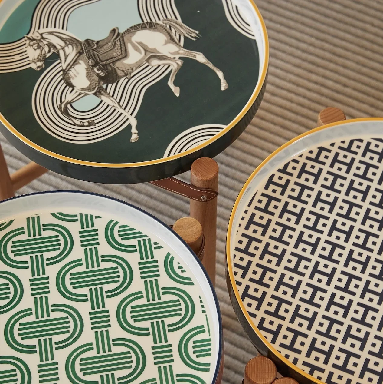 أريكة مغربية قديمة بجانب عدد قليل من طاولات الخشب الصلب ورف صغير بجانب السرير والقهوة وشرفة صغيرة مستديرة #3