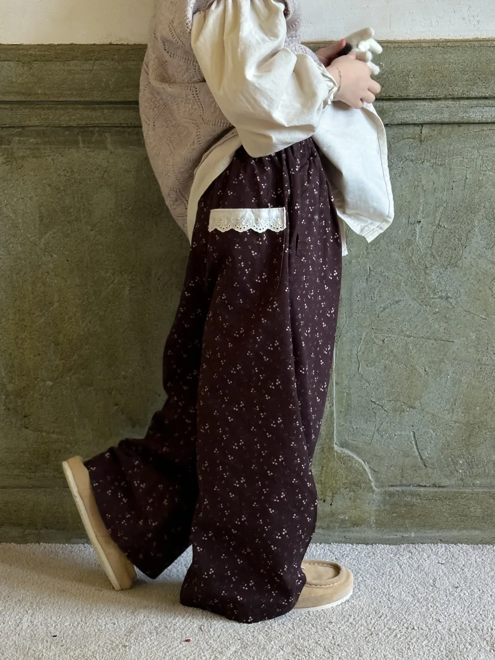 Pantaloni per ragazze 2024 autunno tesoro femminile versione coreana pantaloni dritti floreali piccoli bambini pantaloni a gamba larga in pizzo con tasca Casual