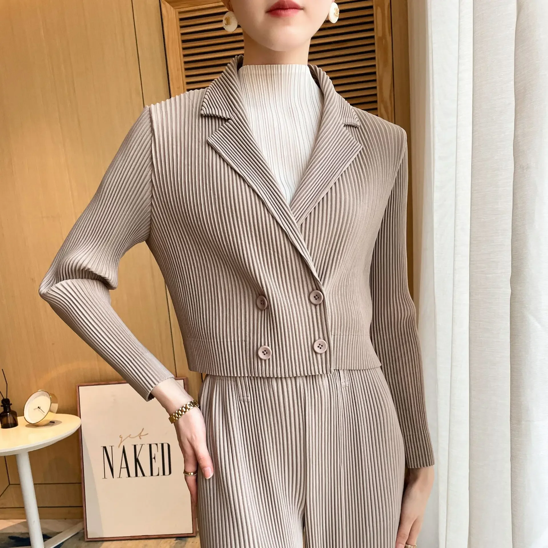 Fold 2025 Spring New Miyake Pleated Women Jacket British Style Commuting Slim Double-breasted Solid Color Design Short Jacket