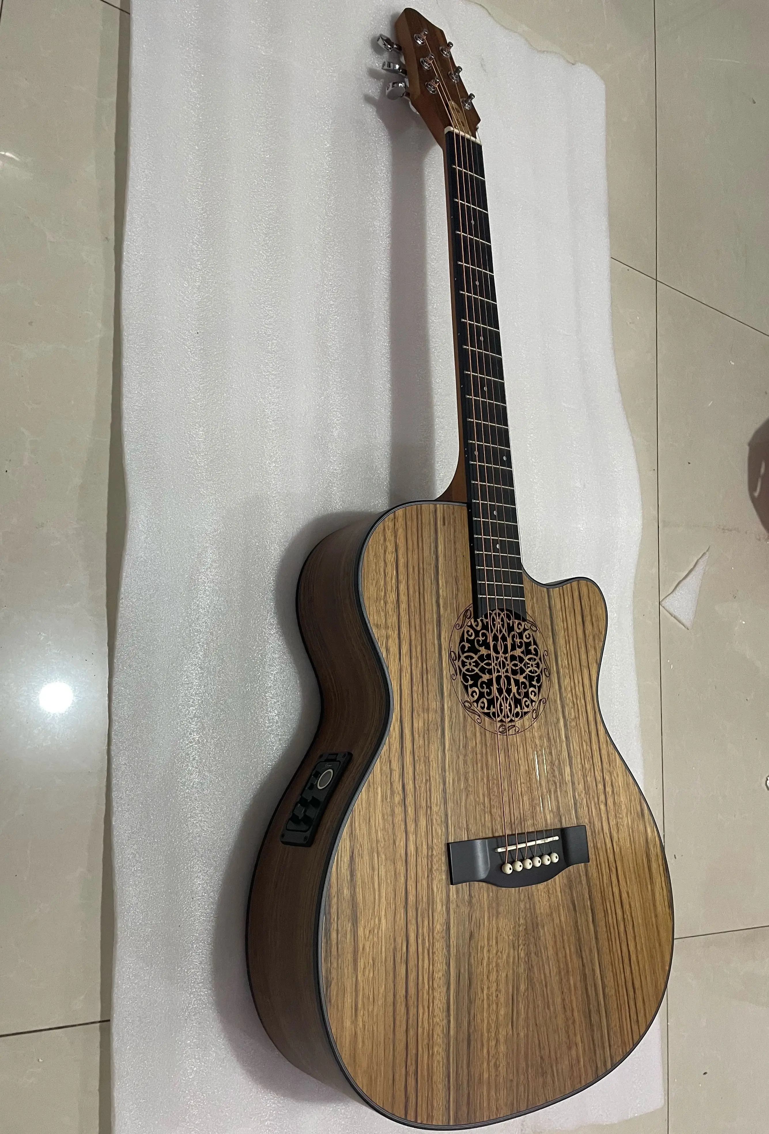 40 Inch Beautiful Hollow Carved Wooden Acoustic Guitar D Type 40Electric Folk Guitar High Quality Beautiful Sound Voice