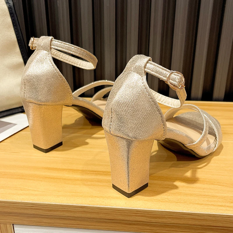 2024 رائجة البيع أحذية نسائية مشبك حزام الصنادل النسائية غطاء أنيق كعب فستان الصنادل الصيف اللمحة تو الكعب الصنادل