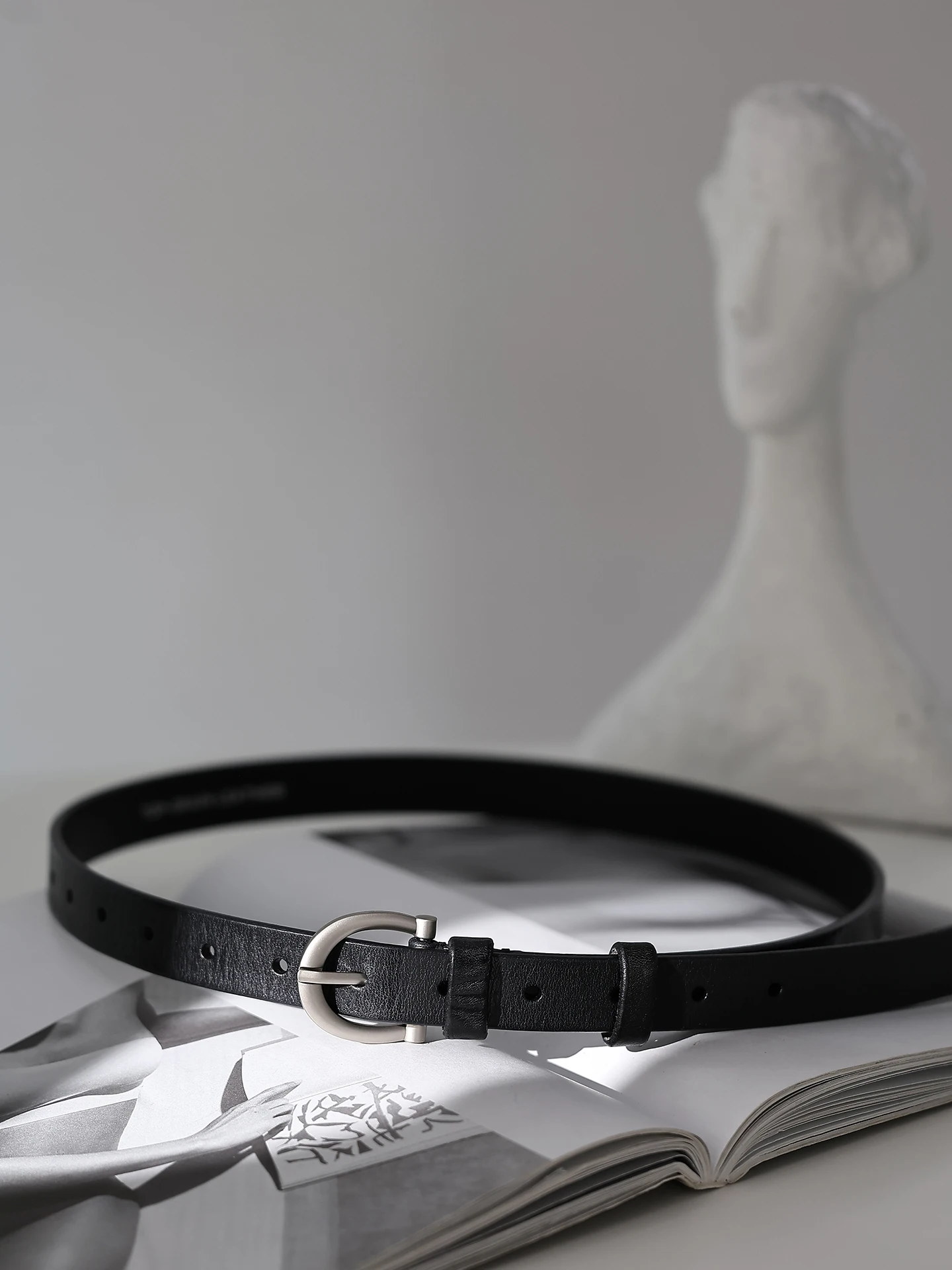 黒のシンプルなレザーベルト女性のためのトップレイヤー牛革レトロ通勤シルバーバックルウエストベルト女性ファッションアクセサリー