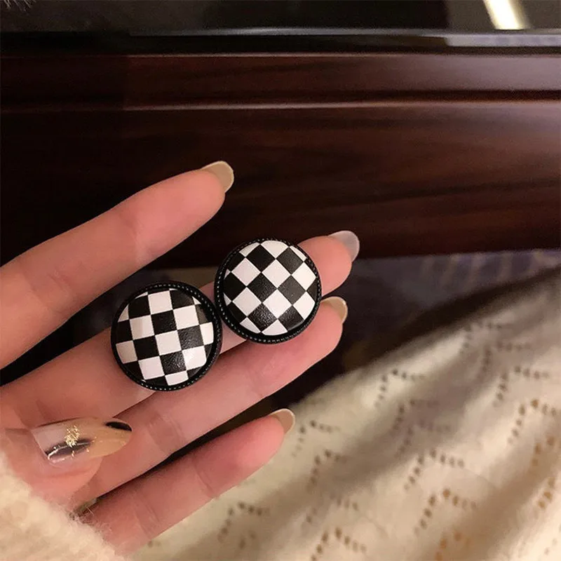 Personality Geometric Black White Color Geometric Pattern Irregular Stripe Earrings Retro Trend Woman Exquisite Ear Accessories