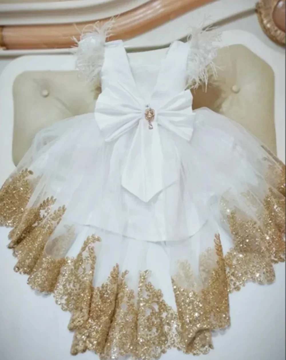 

Customized Lvory Flower Girl Dresses For Wedding Gold Appliques Feather With Bow Kids Birthday Party First Communion Ball Gown