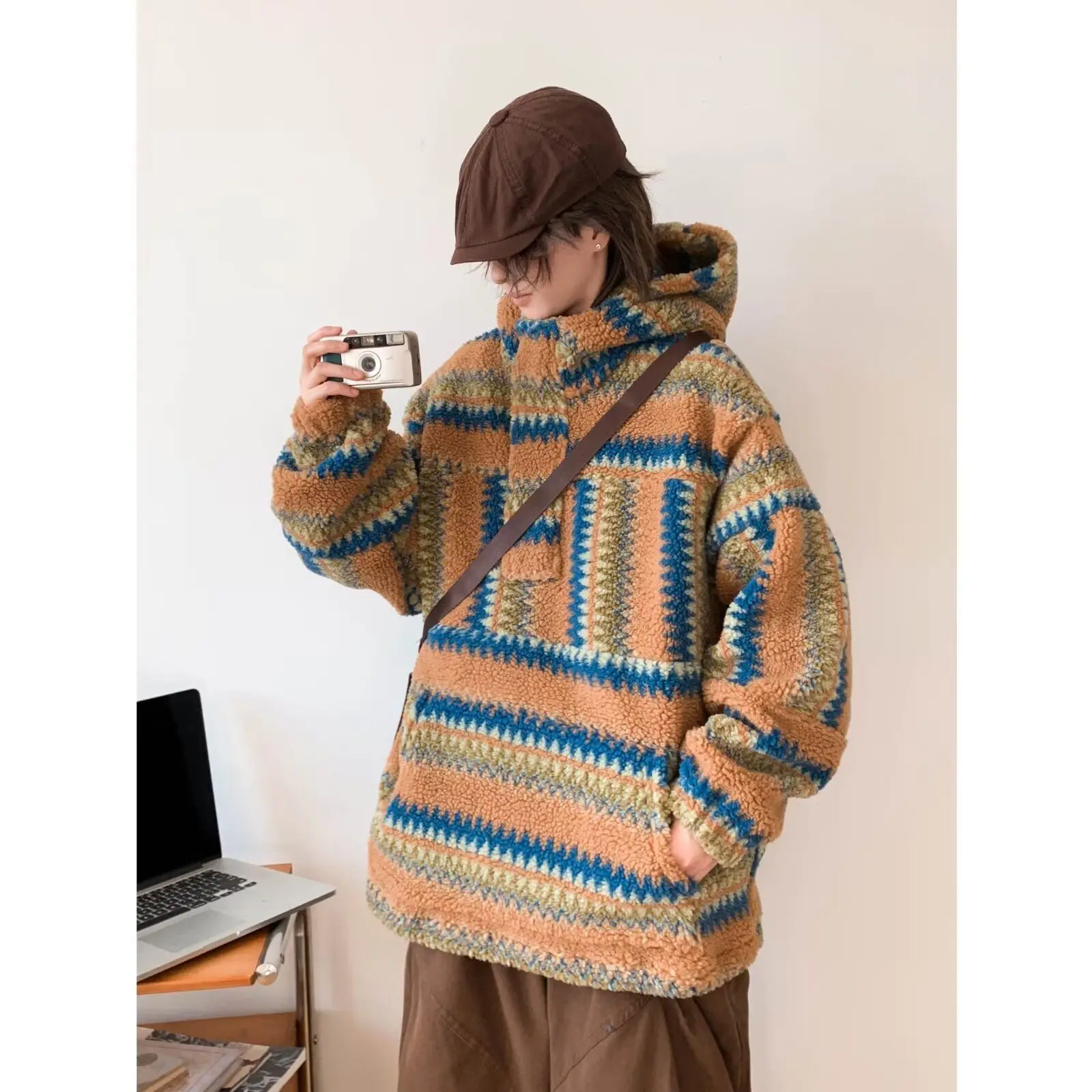 Color Blocked Lambhair Hooded Sweatshirt Loose and Personalized Casual Fleece Long Sleeved Hooded Jacket