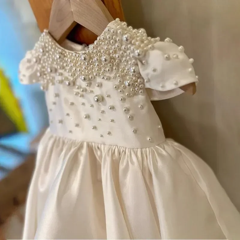 Vestidos blancos de flores para niña, vestidos de boda con lazo y cuentas, encantadores vestidos de primera comunión para banquete de cumpleaños personalizados
