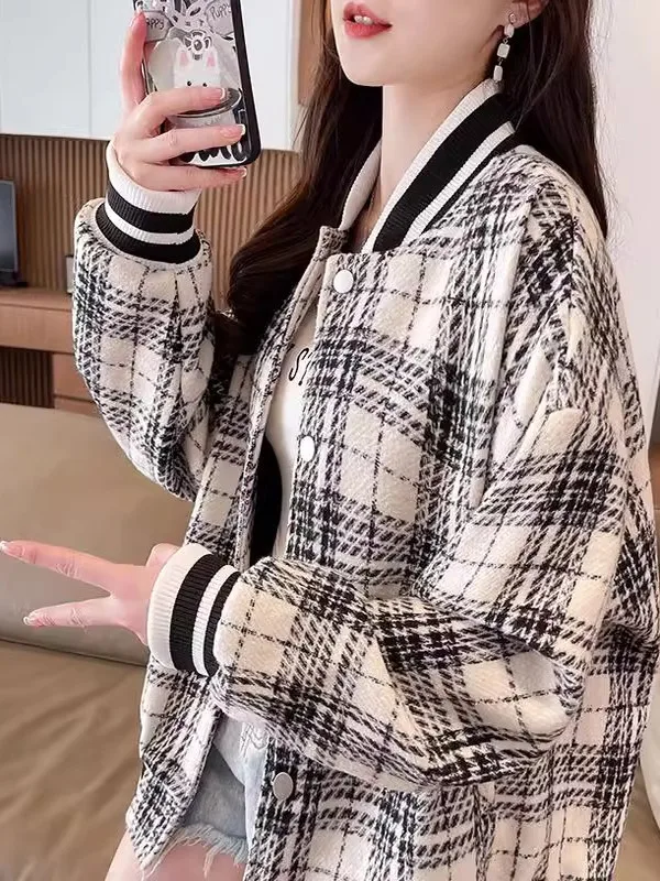 เสื้อแจ็คเก็ตเบสบอลลายสก็อตสไตล์เรโทรสำหรับผู้หญิง ฤดูใบไม้ผลิ ฤดูใบไม้ร่วง ฤดูหนาว รุ่นใหม่ ทรงหลวม แฟชั่นสำหรับนักเรียนมัธยมปลาย ทรงโค้ท คอกลม แต่...