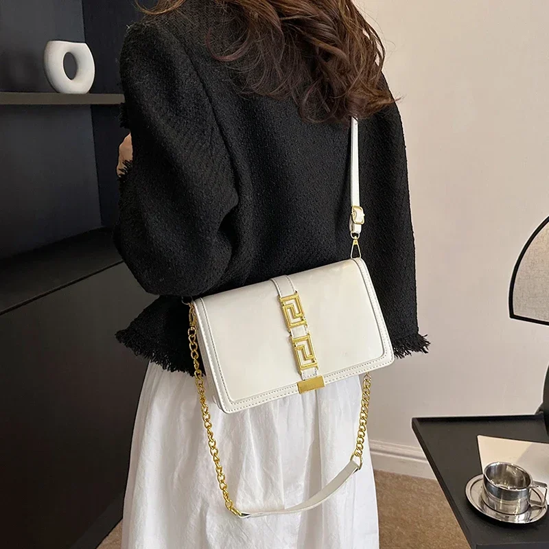 حقيبة حمل كلاسيكية مصممة - متسوق ذو سعة كبيرة مع جلد عصري بلون سادة وشعار باريس البسيط