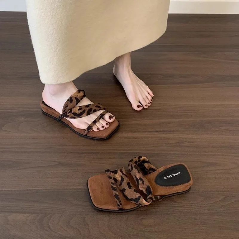 

Женские тапочки на танкетке, летние босоножки на низком каблуке с открытым носком, пикантные женские шлепанцы с леопардовым принтом 2025, модная женская обувь, шлепанцы, тапочки