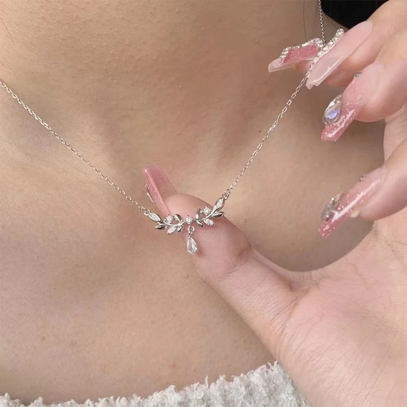 Light Luxury Crystal Leaf Water Drop Pendant Necklace Fashion Clavicle Chain Silver Color Zircon Neck Chain For Girlfriend Gift