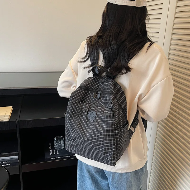 حقيبة ظهر أنيقة ذات ملمس مربعات وبسيطة للنساء ذات سعة كبيرة وحقيبة مدرسية متعددة الاستخدامات وخفيفة الوزن للتنقل للسفر #4