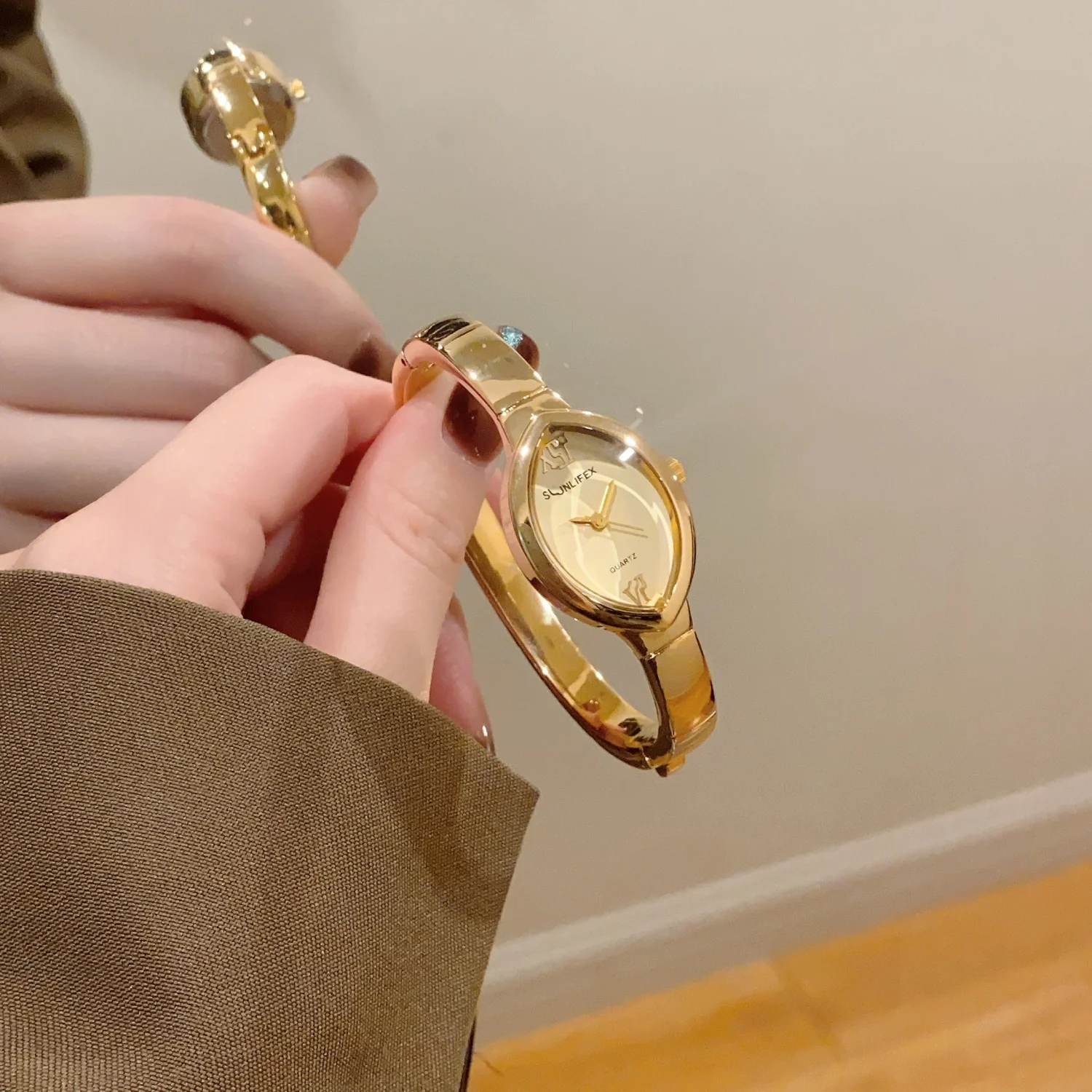 

SUNLIFEX Elegant Women's Ladies Quartz Watches Gold Silver Bangle Bracelet Small Dial Watch New Cute Women Steel Wristwatch