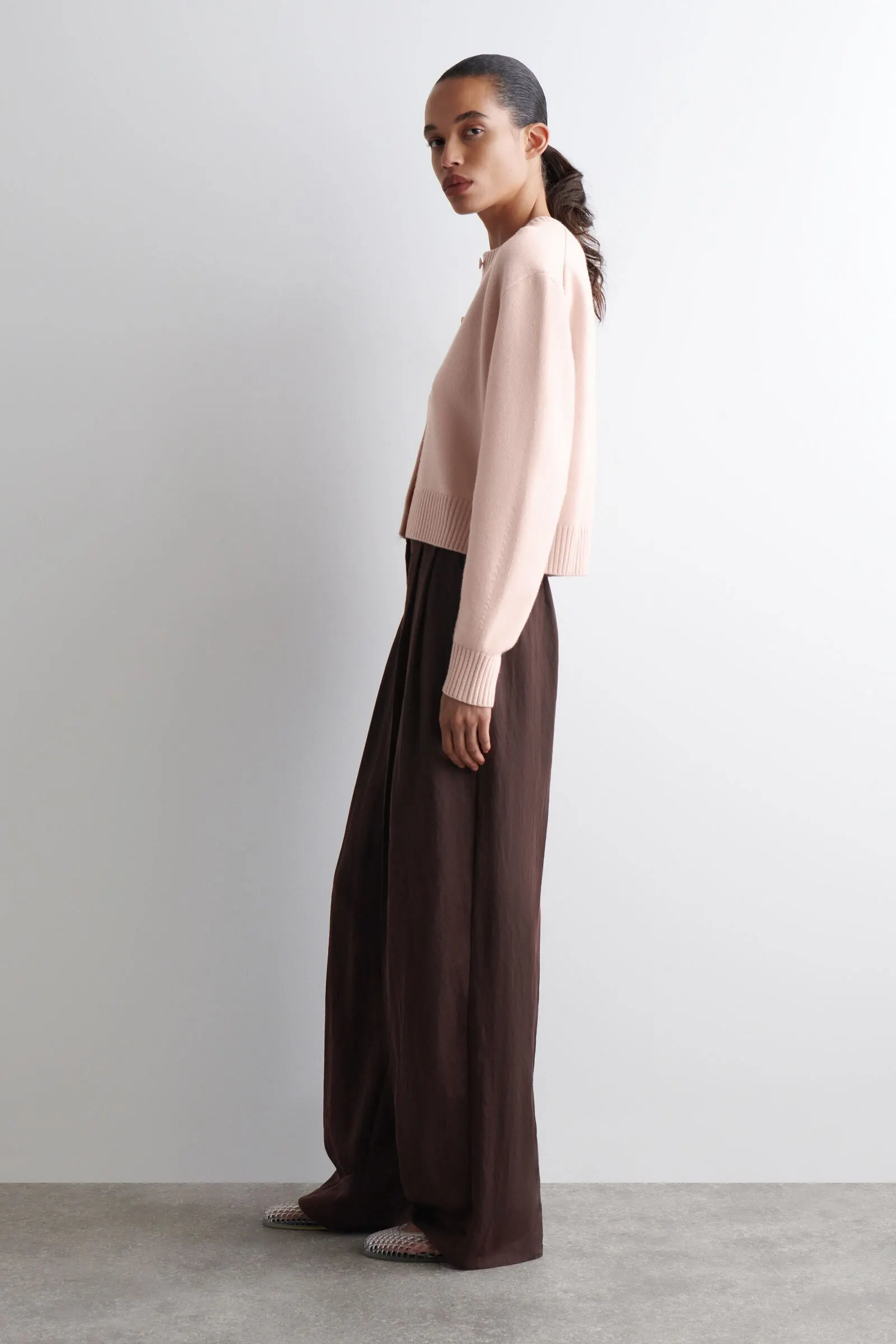 Ethereal MD 2025 cos نمط جديد للخريف للسيدات سترة محبوكة وردية غير رسمية وعصرية ذات طراز قياسي