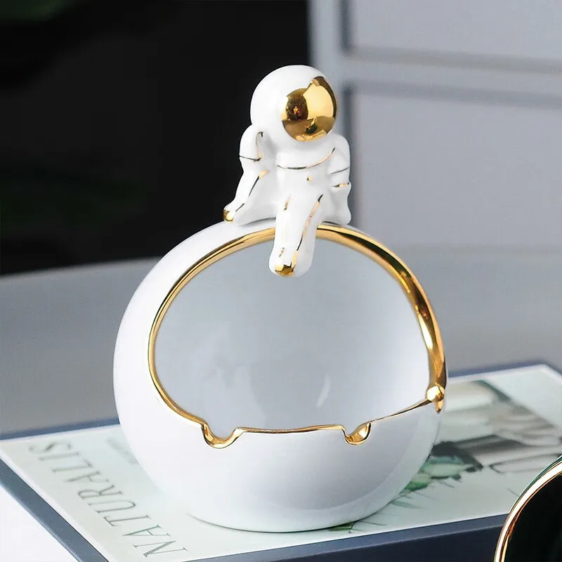 

Astronaut Nordic creative decoration Ashtray anti fly ash light luxury ceramic home fashion tea table office