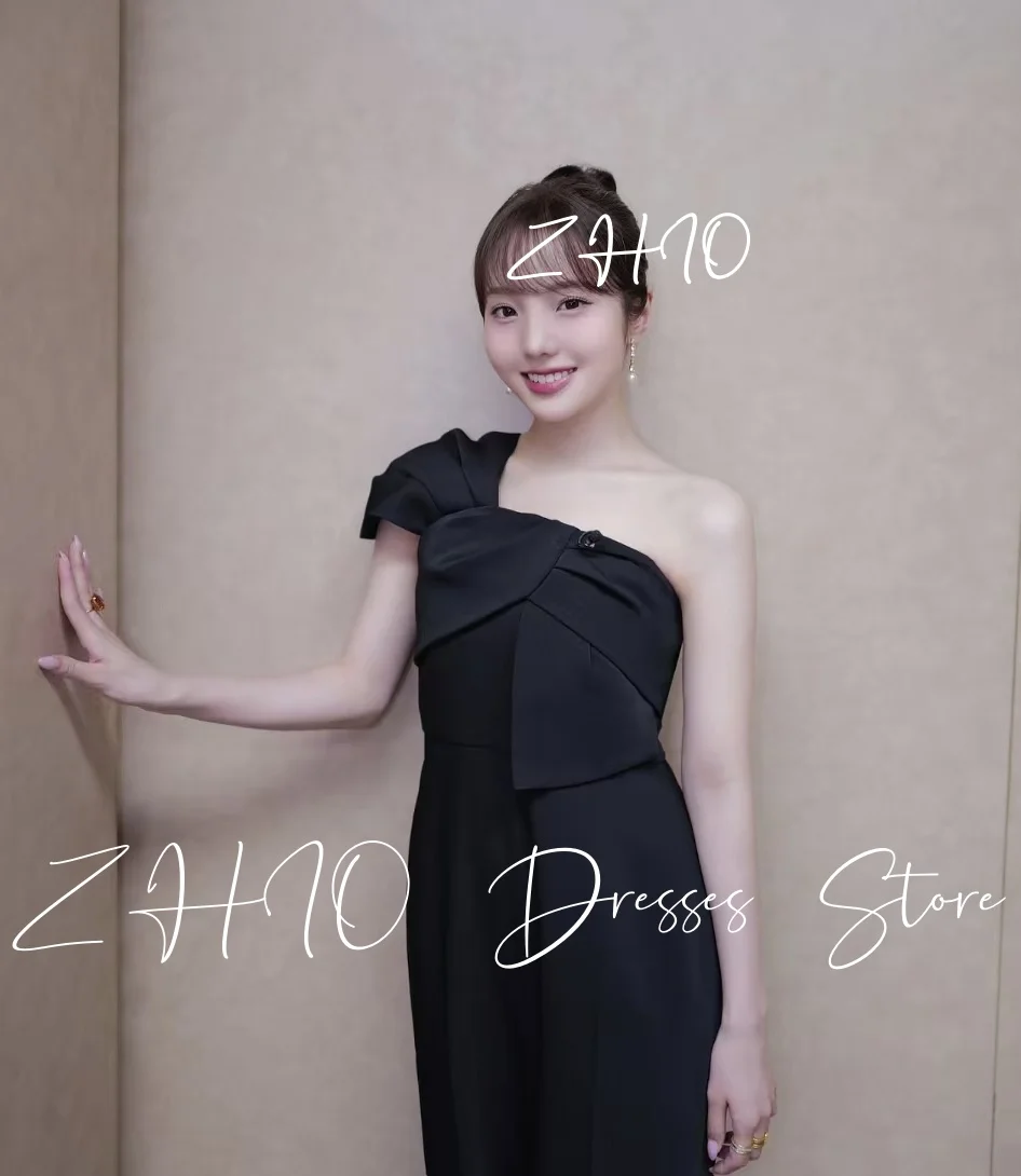 فستان سهرة رسمي أسود أنيق من ZHIO بكتف واحد على شكل حرف A وثنيات بطول الأرض من الساتان لحفلات الزفاف حسب الطلب