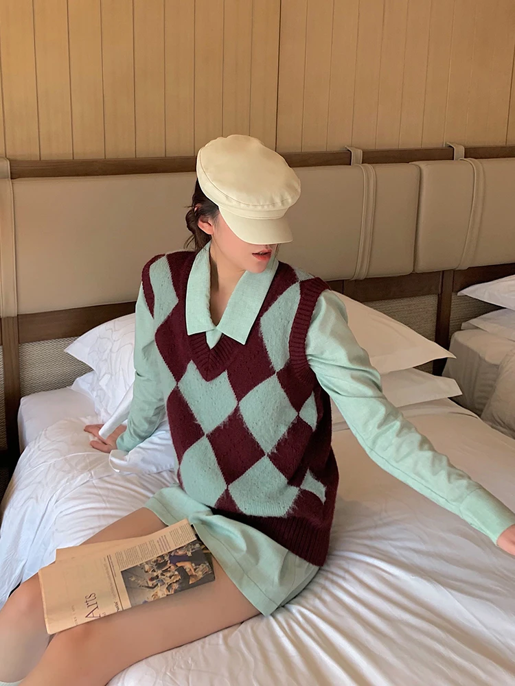 

Женский зимний трикотаж Amor College Sle WM Plu: утепленный жилет из хлопка с V-образным вырезом, классический крой