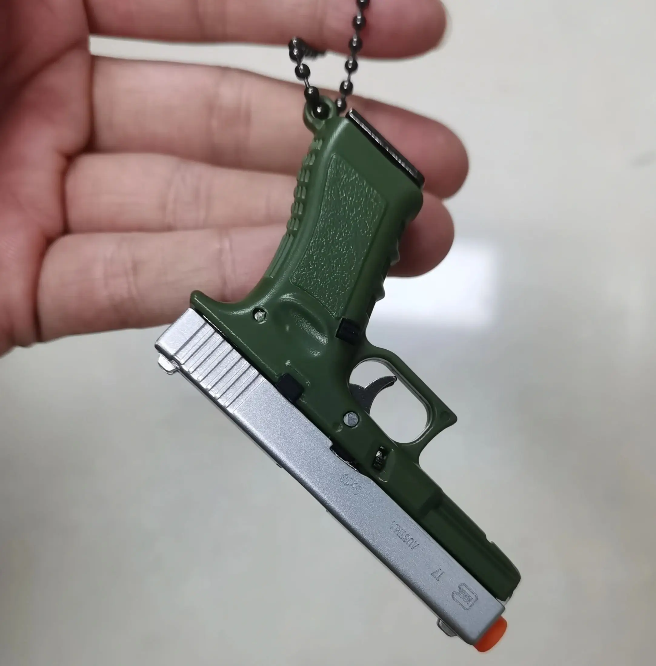 1:3 المعادن البسيطة التكتيكية مفتاح سلسلة G17 المفاتيح قلادة صغيرة لمجموعة زخرفة الزخرفية هدية الكريسماس للرجال الجيش مروحة